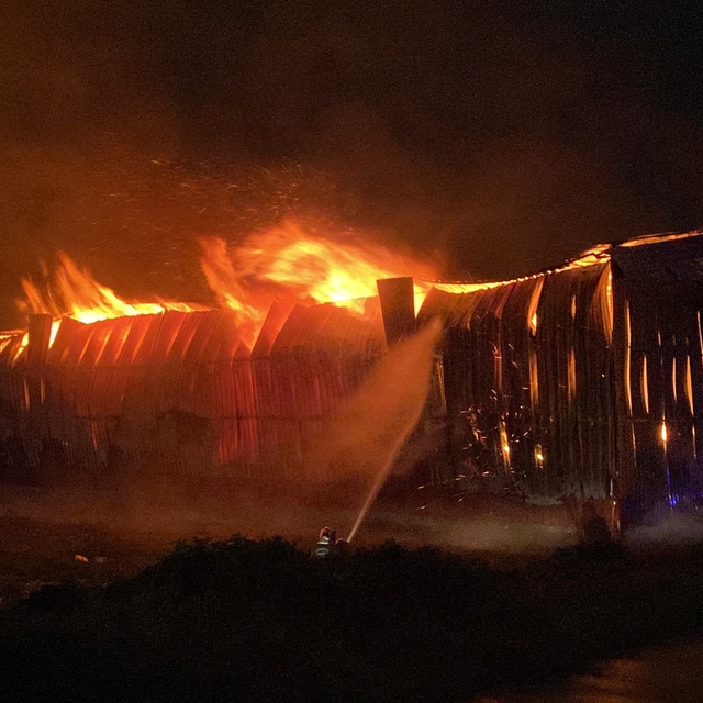 Osmaniye'de kağıt fabrikası yangını