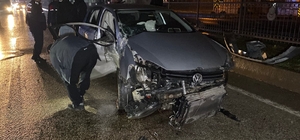 Kontrolden çıkan otomobil bariyerlere çarptı: 2 yaralı