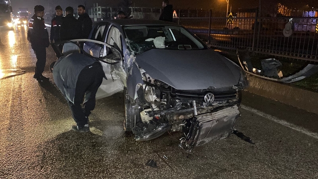 Kontrolden çıkan otomobil bariyerlere çarptı: 2 yaralı