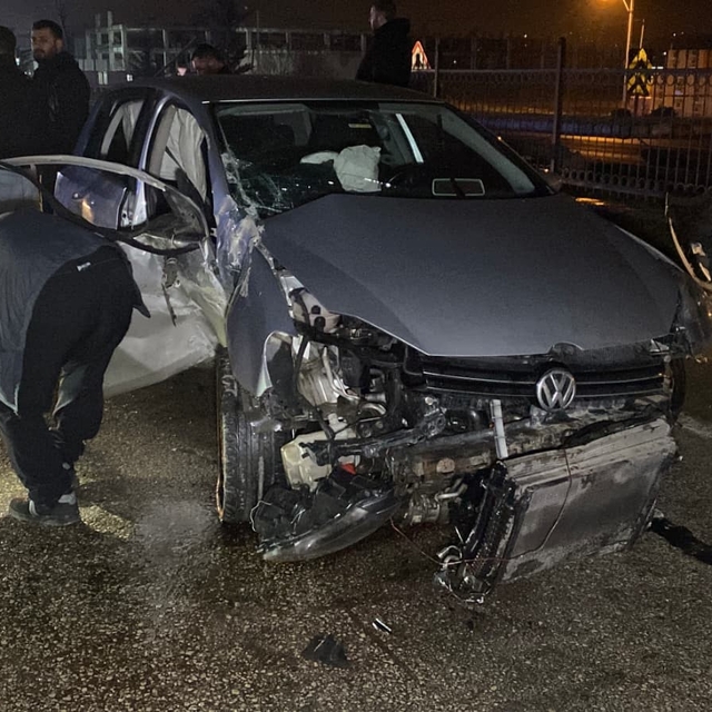 Kontrolden çıkan otomobil bariyerlere çarptı: 2 yaralı