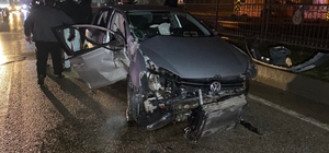 Bursa'da kontrolden çıkan otomobil direğe çarptı: 2 yaralı