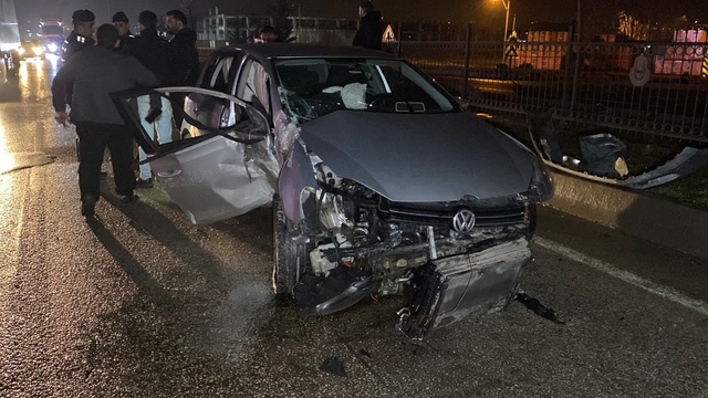 Bursa'da kontrolden çıkan otomobil direğe çarptı: 2 yaralı