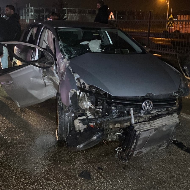 Bursa'da kontrolden çıkan otomobil direğe çarptı: 2 yaralı