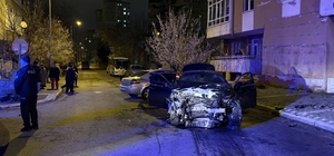 Kazada savrulan otomobil duvarı yıktı: 1’i ağır 5 yaralı