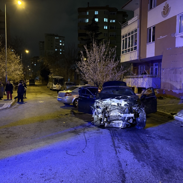 Kazada savrulan otomobil duvarı yıktı: 1'i ağır 5 yaralı