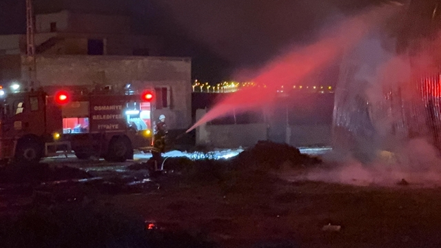 Osmaniye'de karton fabrikasında çıkan yangın söndürüldü