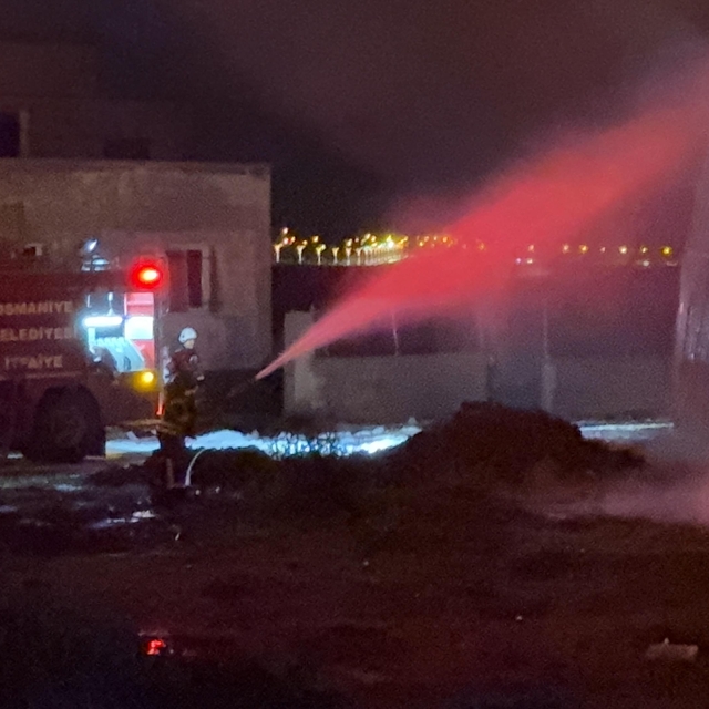 Osmaniye'de karton fabrikasında çıkan yangın söndürüldü