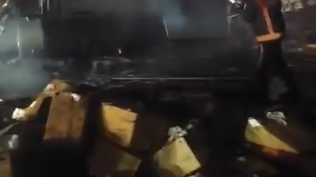 Siverek'te peçete yüklü tır alevlere teslim oldu