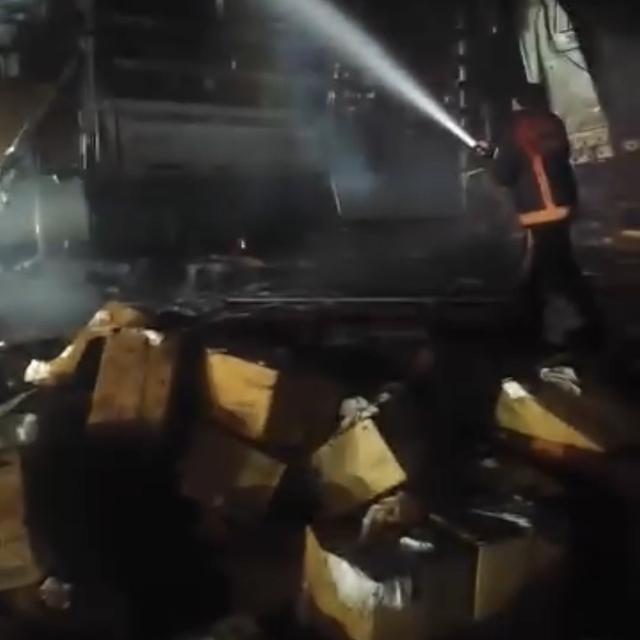 Siverek'te peçete yüklü tır alevlere teslim oldu