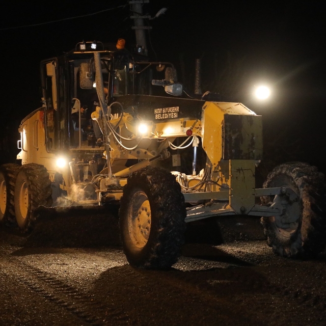 Antakya'da yol bakım ve onarım çalışmaları sürüyor