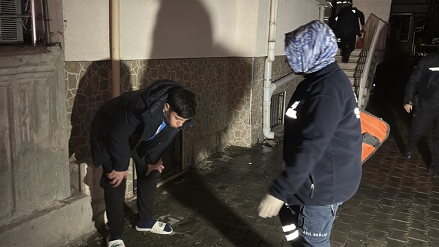 Aksaray'da apartmanda yangın paniği: 6 kişi dumandan etkilendi