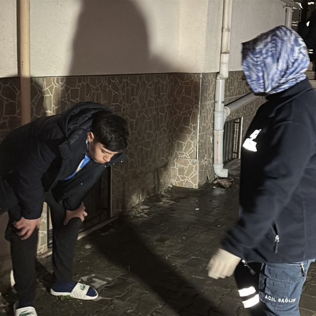 Aksaray'da apartmanda yangın paniği: 6 kişi dumandan etkilendi