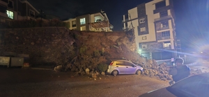Bursa'da sitenin istinat duvarı çöktü; otomobil kullanılamaz hale geldi