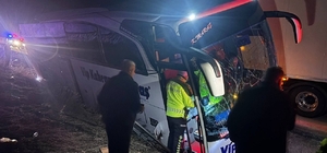 Erzincan’da kontrolden çıkan yolcu otobüsü bariyerlere çarptı