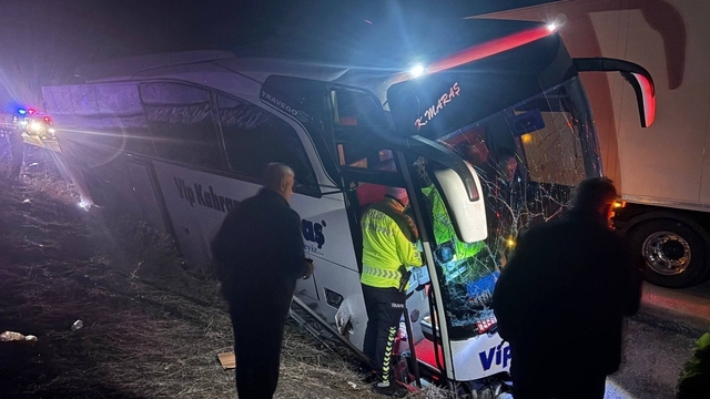 Erzincan'da kontrolden çıkan yolcu otobüsü bariyerlere çarptı