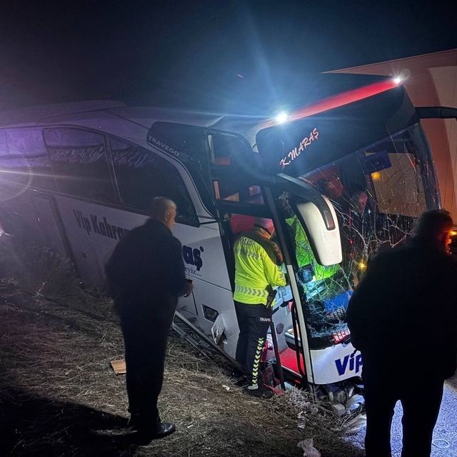 Erzincan'da kontrolden çıkan yolcu otobüsü bariyerlere çarptı