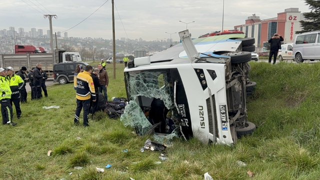 İstanbul'dan yarışmadan dönen öğrencileri taşıyan midibüs şarampole devrildi: 9'u öğrenci 15 yaralı