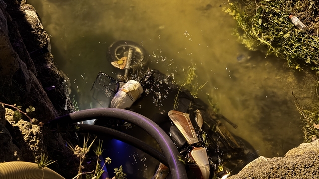 Otomobilin çarptığı elektrikli bisiklet kanala düştü: 1 ölü, 1 yaralı