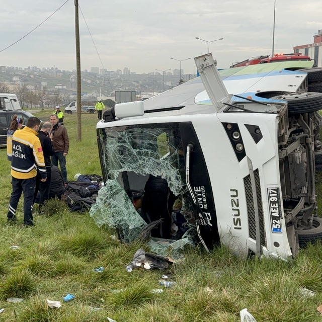 İstanbul'dan yarışmadan dönen öğrencileri taşıyan midibüs şarampole devrild...