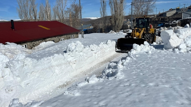 Erzurum'da karla mücadele devam ediyor