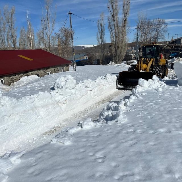 Erzurum'da karla mücadele devam ediyor