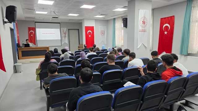 Gümüşhacıköy'de öğrencilere vergi bilinci konferansı verildi