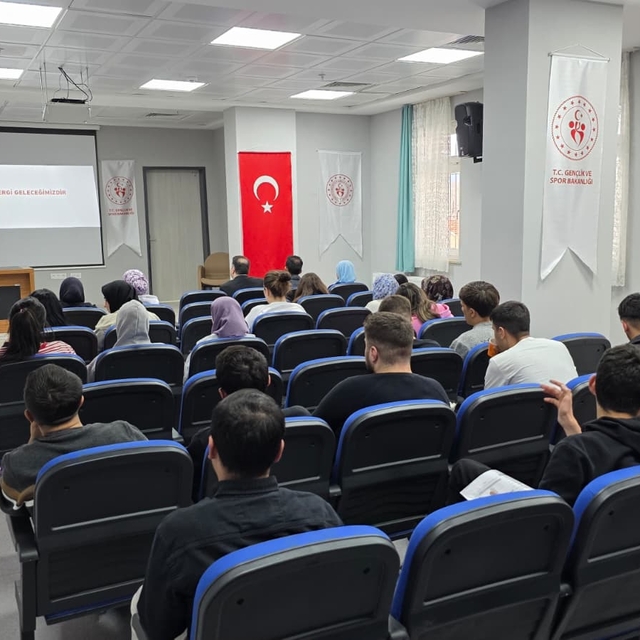 Gümüşhacıköy'de öğrencilere vergi bilinci konferansı verildi