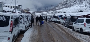 Irak sınırında 'sistem' çilesi: Vatandaşlar kar altında sabahlıyor