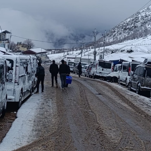 Irak sınırında 'sistem' çilesi: Vatandaşlar kar altında sabahlıyor