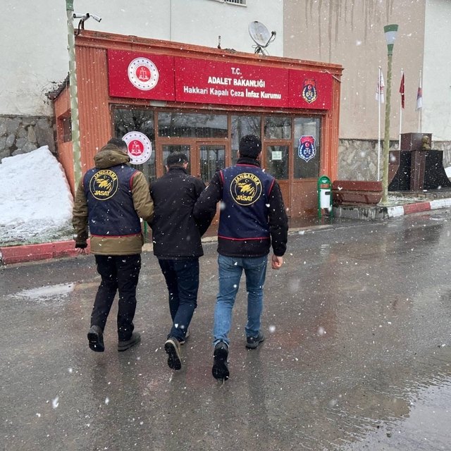 Hakkari'de kesinleşmiş hapis cezası bulunan hükümlü ikna çalışması sonucu t...