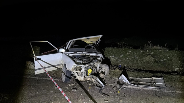 Otomobillerin kafa kafaya çarpıştığı kazada 1 kişi öldü, 1 kişi yaralandı