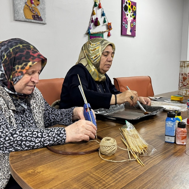 Ağrı'da atık ürünler sıfır atık kursunda sanata dönüşüyor