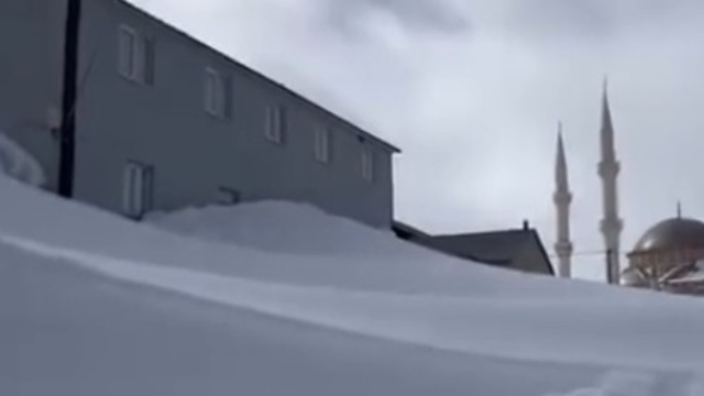 Gümüşhane'nin yaylalarında kar kalınlığı evlerin boyuna ulaştı