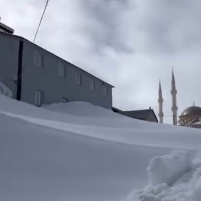 Gümüşhane'nin yaylalarında kar kalınlığı evlerin boyuna ulaştı