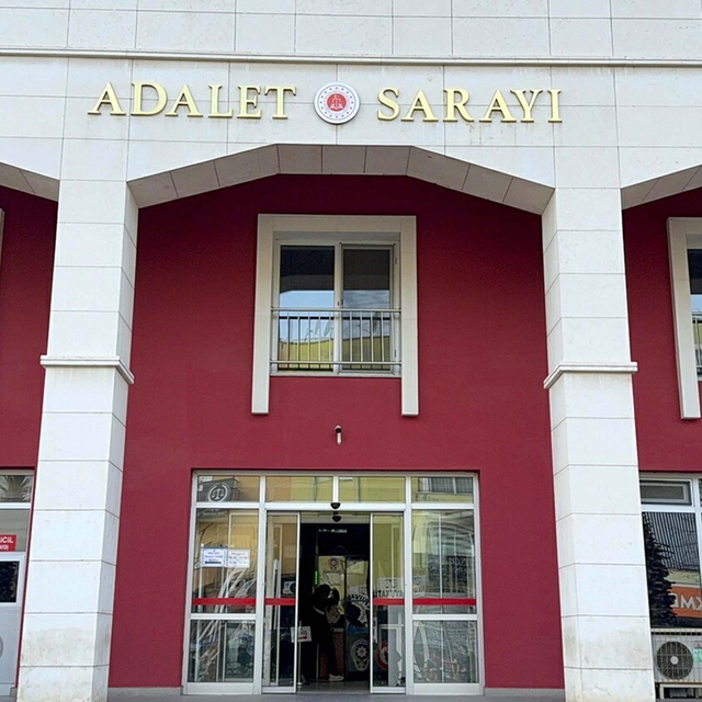 Boşanma aşamasındaki eşinin ailesinin evini bastı; 4 ölü