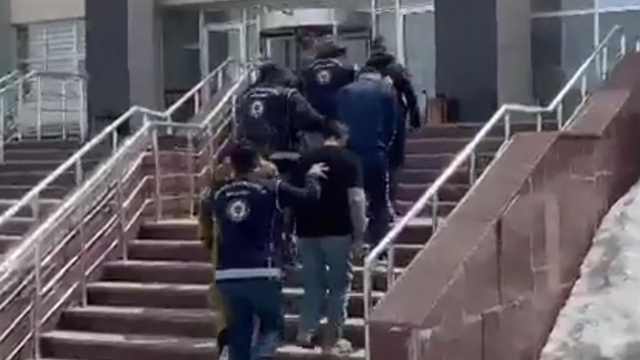 Kars'ta durdurulan kamyonetten 12 kaçak göçmen çıktı - Kars Haberleri