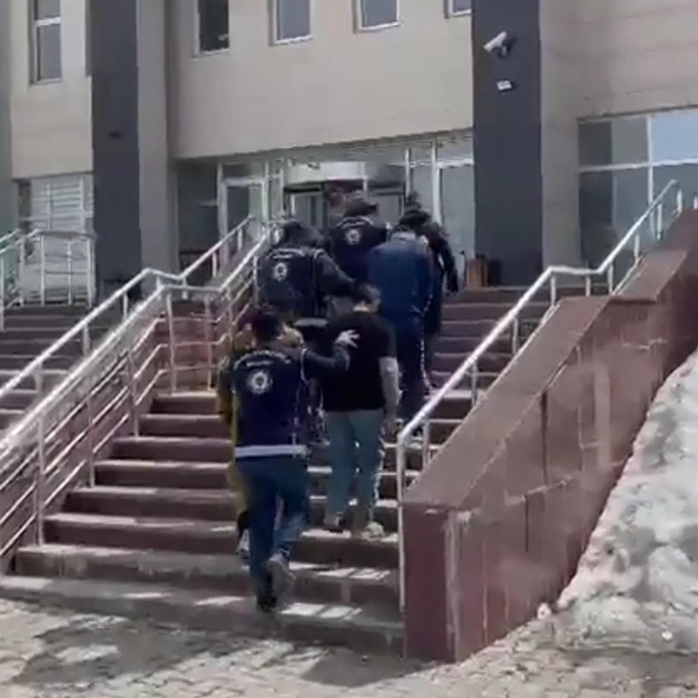 Kars'ta durdurulan kamyonetten 12 kaçak göçmen çıktı