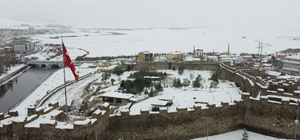 Beyaza bürünen Ardahan Kalesi havadan görüntülendi