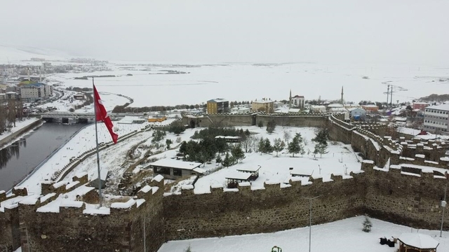 Beyaza bürünen Ardahan Kalesi havadan görüntülendi