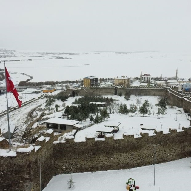 Beyaza bürünen Ardahan Kalesi havadan görüntülendi