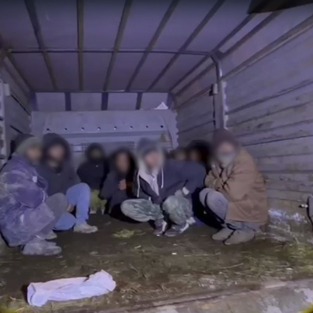 Kars'ta kamyonet kasasından 12 kaçak göçmen çıktı: 4 organizatör tutuklandı