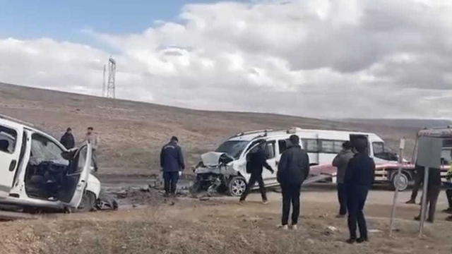 İki hafif ticari araç kafa kafaya çarpıştı; 2'si ağır, 4 yaralı