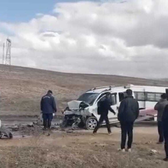 İki hafif ticari araç kafa kafaya çarpıştı; 2'si ağır, 4 yaralı