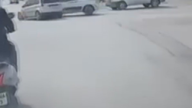 Hatay'da hafif ticari araç ile otomobilin çarpıştığı anlar kamerada