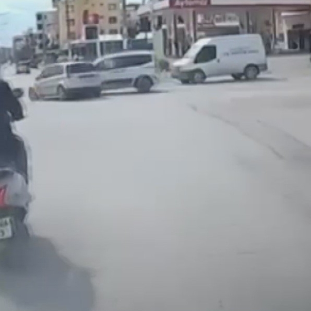 Hatay'da hafif ticari araç ile otomobilin çarpıştığı anlar kamerada