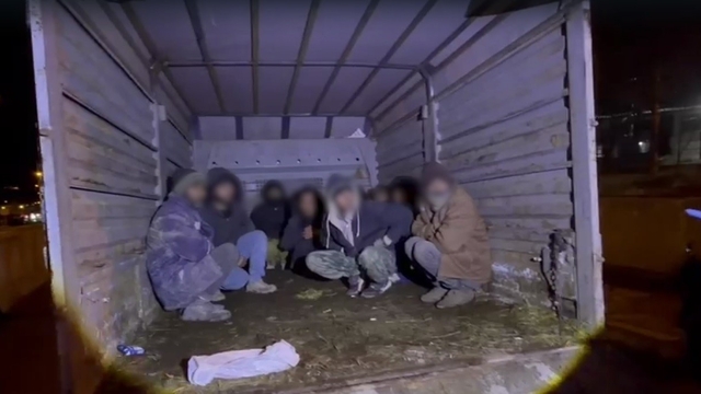 Kars'ta kamyonet kasasından 12 kaçak göçmen çıktı: 4 organizatör tutuklandı