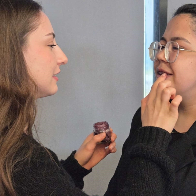 Soğan kabuğu ruj oldu: Çöpe gidecekken dudaklara sürüldü