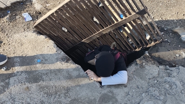 Bastığı gider mazgalı kayan kız öğrenci, 1 buçuk metrelik çukura düştü