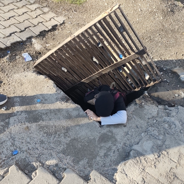 Bastığı gider mazgalı kayan kız öğrenci, 1 buçuk metrelik çukura düştü