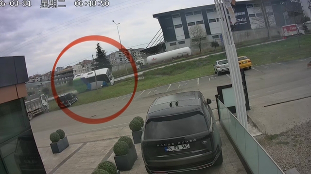 Yarışmadan dönen öğrencileri taşıyan aracın kaza anı güvenlik kamerasına yansıdı
